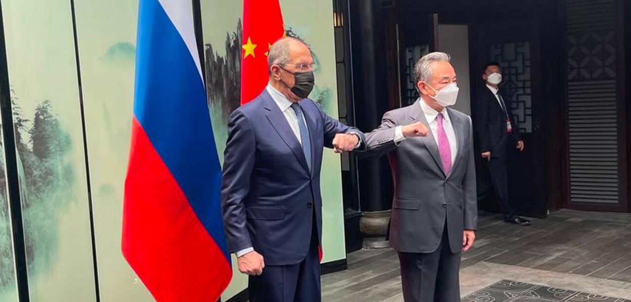 Os chanceleres da Rússia e da China, Lavrov e Wang Yi