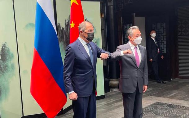 Os chanceleres da Rússia e da China, Lavrov e Wang Yi