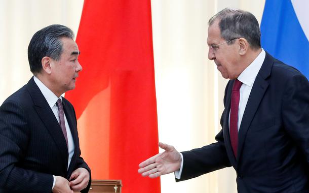 Wang Yi e Sergei Lavrov