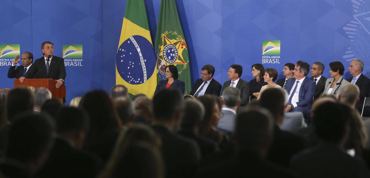Jair Bolsonaro participa da cerimônia de despedida dos ministros de Estado que deixarão o governo para disputar as eleições deste ano.