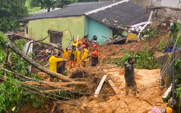 Funcionários da defesa civil procuram vítimas