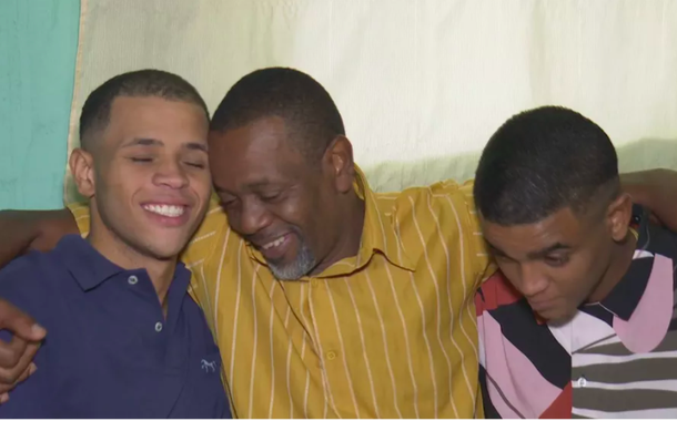 O pai, Luiz Marques, com os filhos: a cor da pele reduz o direito de defesa