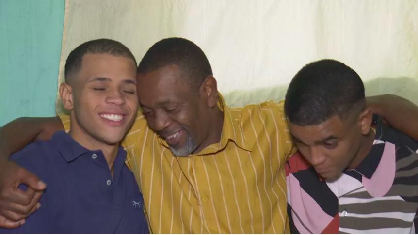 O pai, Luiz Marques, com os filhos: a cor da pele reduz o direito de defesa