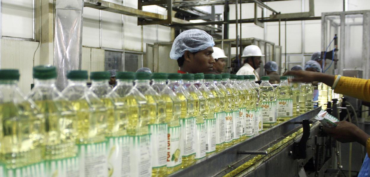 Garrafas com óleo vegetal em Mundra