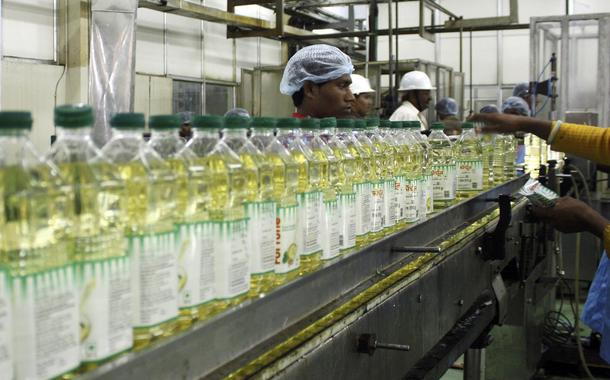 Garrafas com óleo vegetal em Mundra