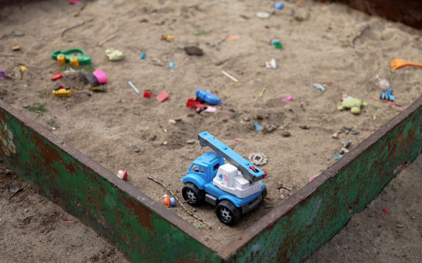 Brinquedos infantis são vistos em uma caixa de areia após um ataque militar atingir um bairro de Mykolaiv. 31/3/22