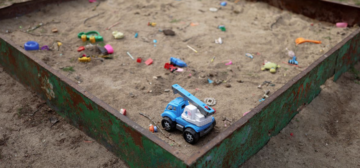 Brinquedos infantis são vistos em uma caixa de areia após um ataque militar atingir um bairro de Mykolaiv. 31/3/22