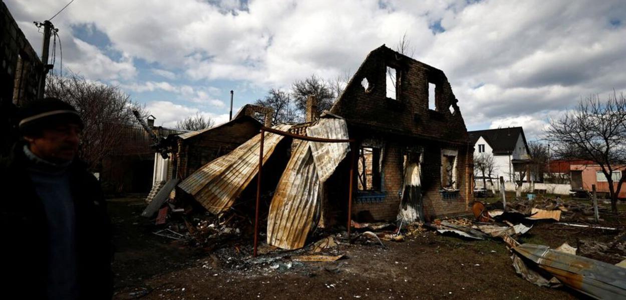 Uma vista de uma casa que foi destruída por bombardeios russos, em meio à invasão russa da Ucrânia, em Bucha, na região de Kiev, Ucrânia, 4 de abril de 2022