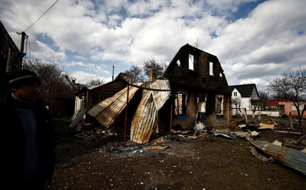 Uma vista de uma casa que foi destruída por bombardeios russos, em meio à invasão russa da Ucrânia, em Bucha, na região de Kiev, Ucrânia, 4 de abril de 2022