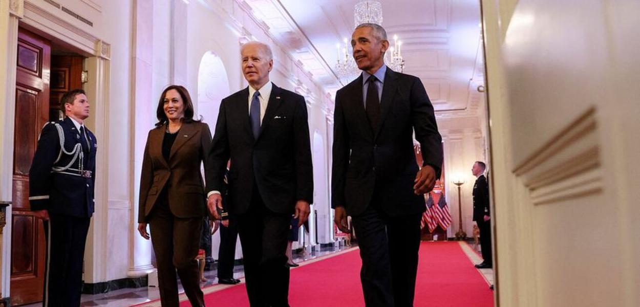 O presidente dos EUA, Joe Biden, é ladeado pelo vice-presidente Kamala Harris e o ex-presidente Barack Obama ao chegar para fazer comentários sobre o Affordable Care Act e o Medicaid, na Sala Leste da Casa Branca em Washington, EUA, 5 de abril de 2022
