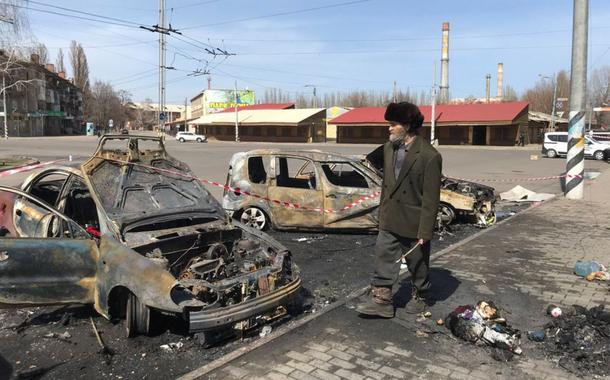 Um homem passa por carros queimados no local de um ataque com mísseis, em uma estação ferroviária, em meio à invasão russa da Ucrânia, em Kramatorsk, Ucrânia, em 8 de abril de 2022