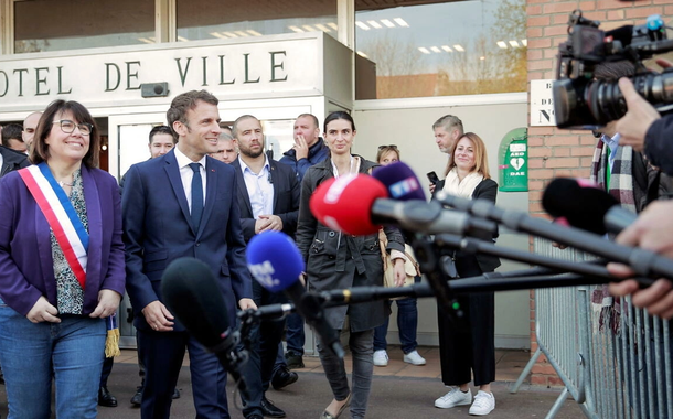 Emmanuel Macron em campanha em Denain, no norte da França, em 11 de abril de 2022, um dia após o primeiro turno