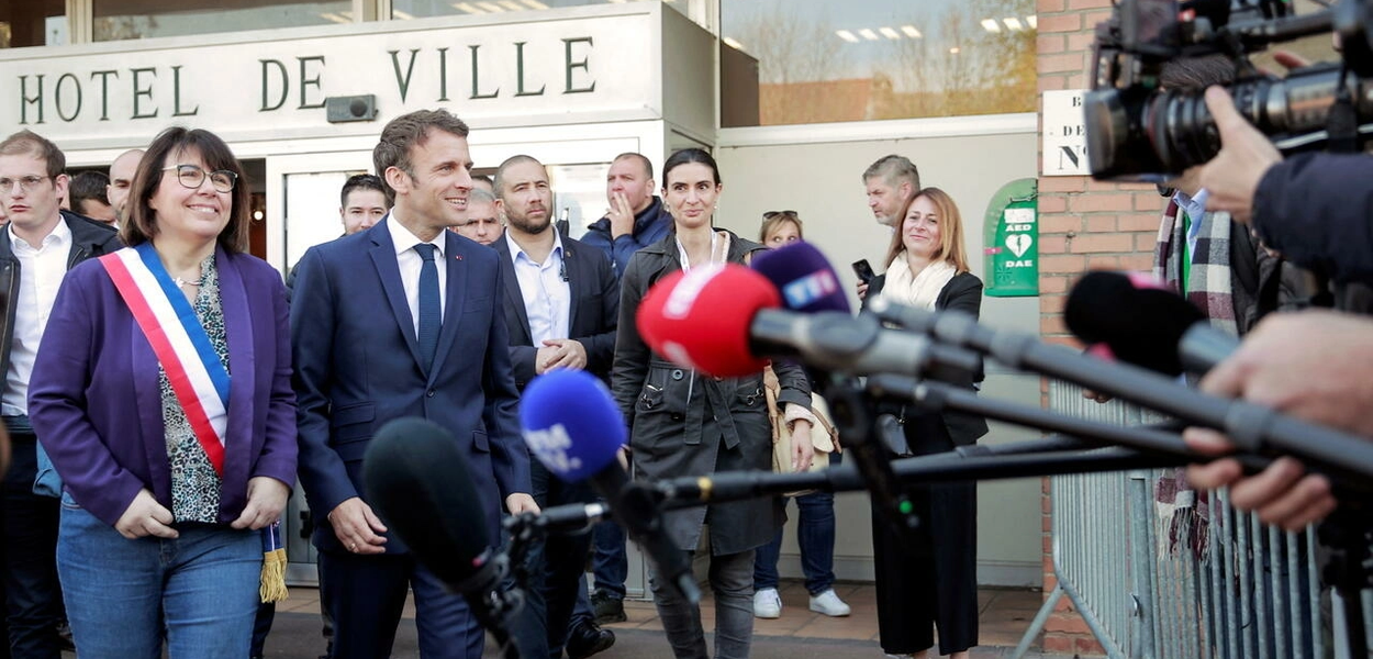 Emmanuel Macron em campanha em Denain, no norte da França, em 11 de abril de 2022, um dia após o primeiro turno
