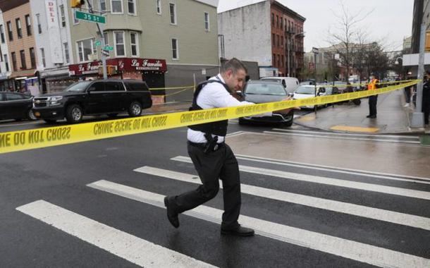 Policial em área isolada após tiroteio em estação de metrô de Nova York
