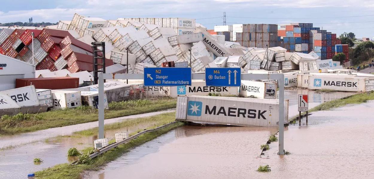 Contâiners desabaram por conta das chuvas no leste da África do Sul
