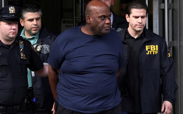 Frank James, suspeito de abrir fogo no metrô de NY, após ser detido pela polícia