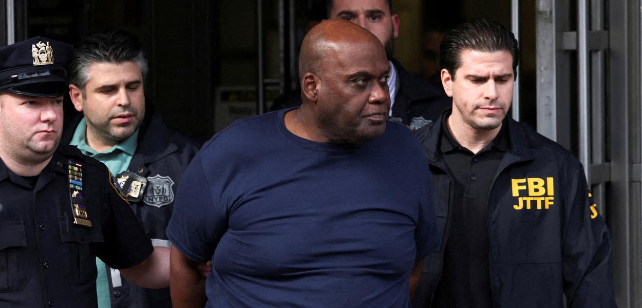 Frank James, suspeito de abrir fogo no metrô de NY, após ser detido pela polícia