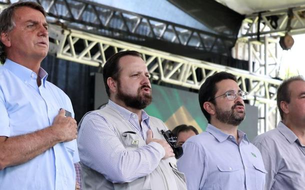O prefeito Edinho Xavier (PDT), no canto direito, exaltou Bolsonaro em cerimônia.