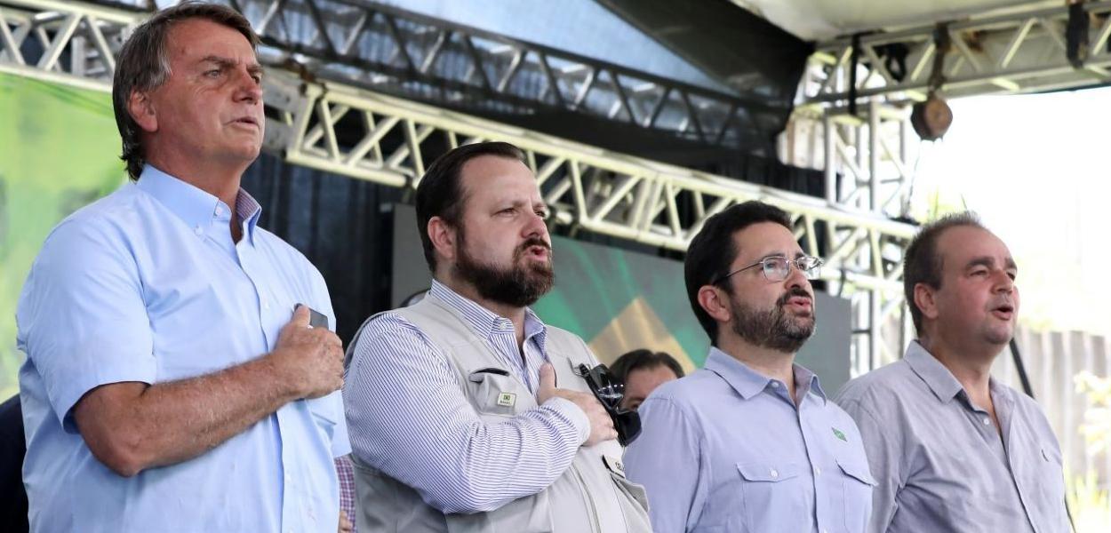 O prefeito Edinho Xavier (PDT), no canto direito, exaltou Bolsonaro em cerimônia.