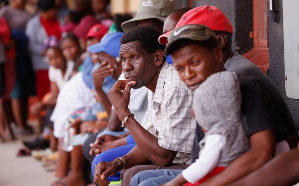 Pessoas deslocadas por enchentes se refugiam em uma escola em Ntuzuma, Durban, África do Sul