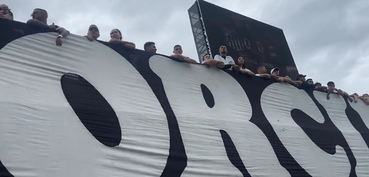 Torcedores vaiam Bolsonaro na Vila Belmiro