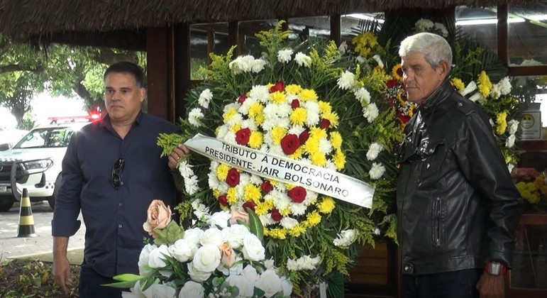 Bolsonaro envia coroa de flores ao velório do general Newton Cruz