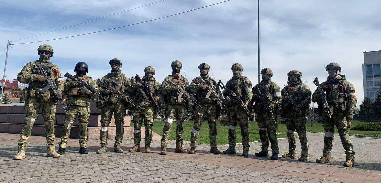 Soldados russos ergueram a bandeira da vitória na Calçada da Fama (monumento aos soldados que morreram na Grande Guerra Patriótica) em Kherson