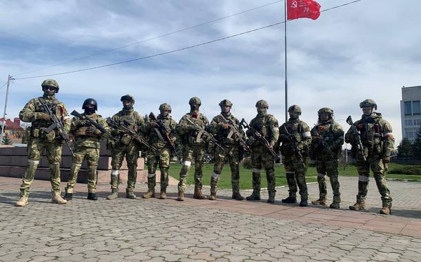 Soldados russos ergueram a bandeira da vitória na Calçada da Fama (monumento aos soldados que morreram na Grande Guerra Patriótica) em Kherson