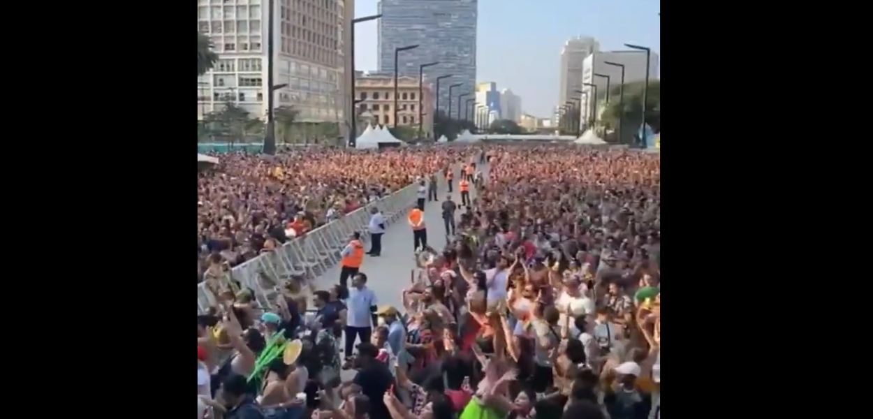 Multidão pede volta de Lula no carnaval de São Paulo