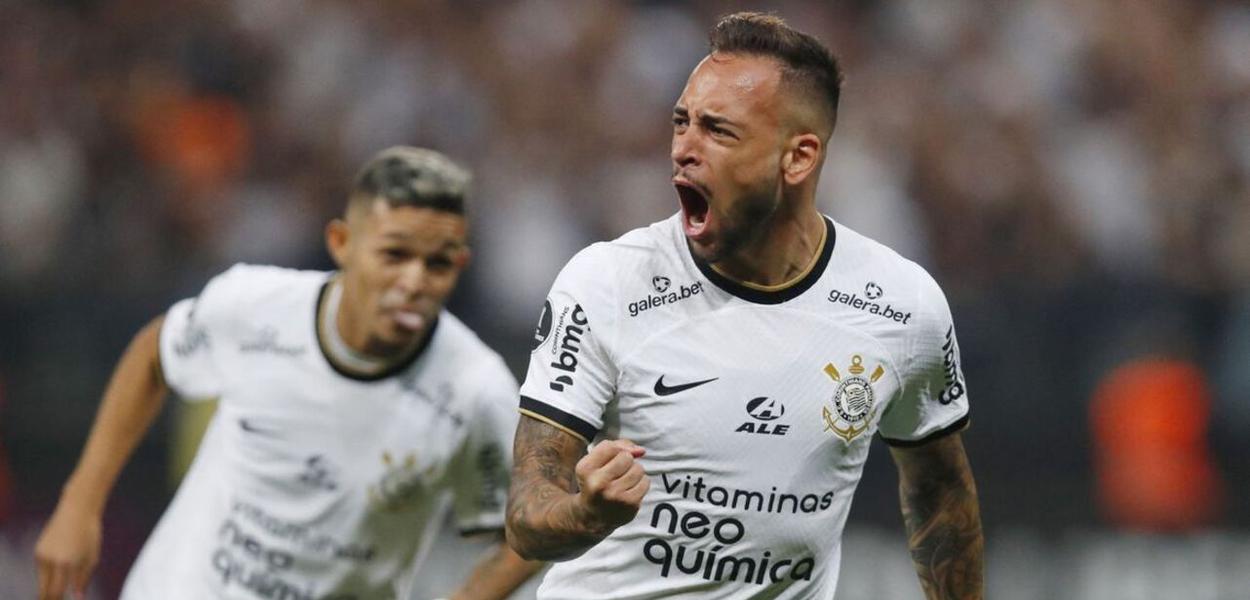 Maycon, volante do Corinthians, fez os dois gols na vitória contra o Boca