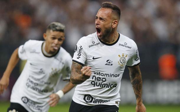 Maycon, volante do Corinthians, fez os dois gols na vitória contra o Boca