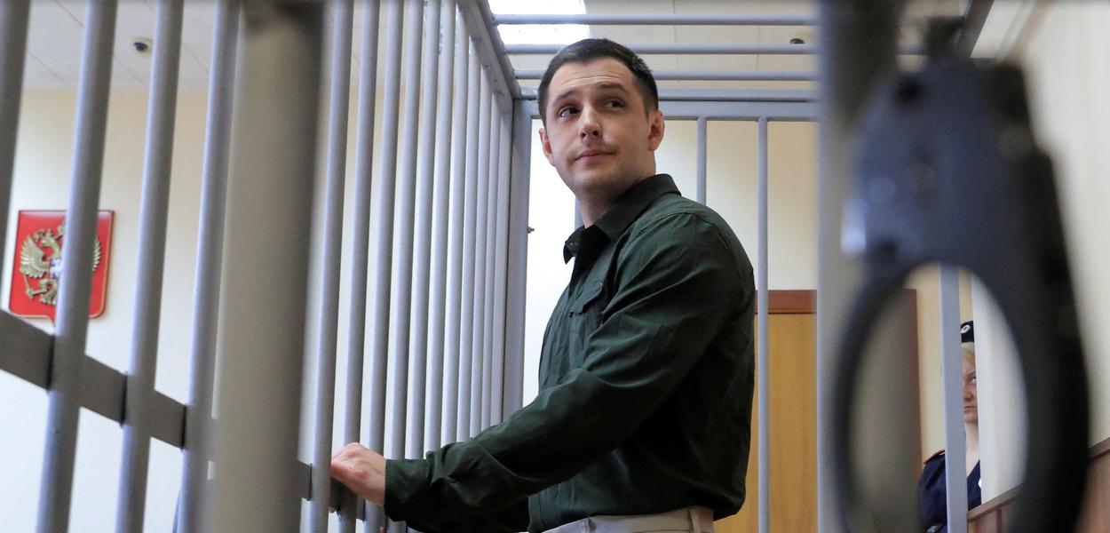 Ex-fuzileiro dos EUA Trevor Reed em local destinado aos presos durante julgamento em tribunal de Moscou