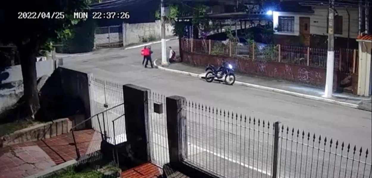 Durante a abordagem, Renan ajoelhou e chegou a falar com o assaltante que não tinha nada