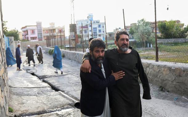 Homens fogem de local de explosão de mesquita em Cabul, no Afeganitão