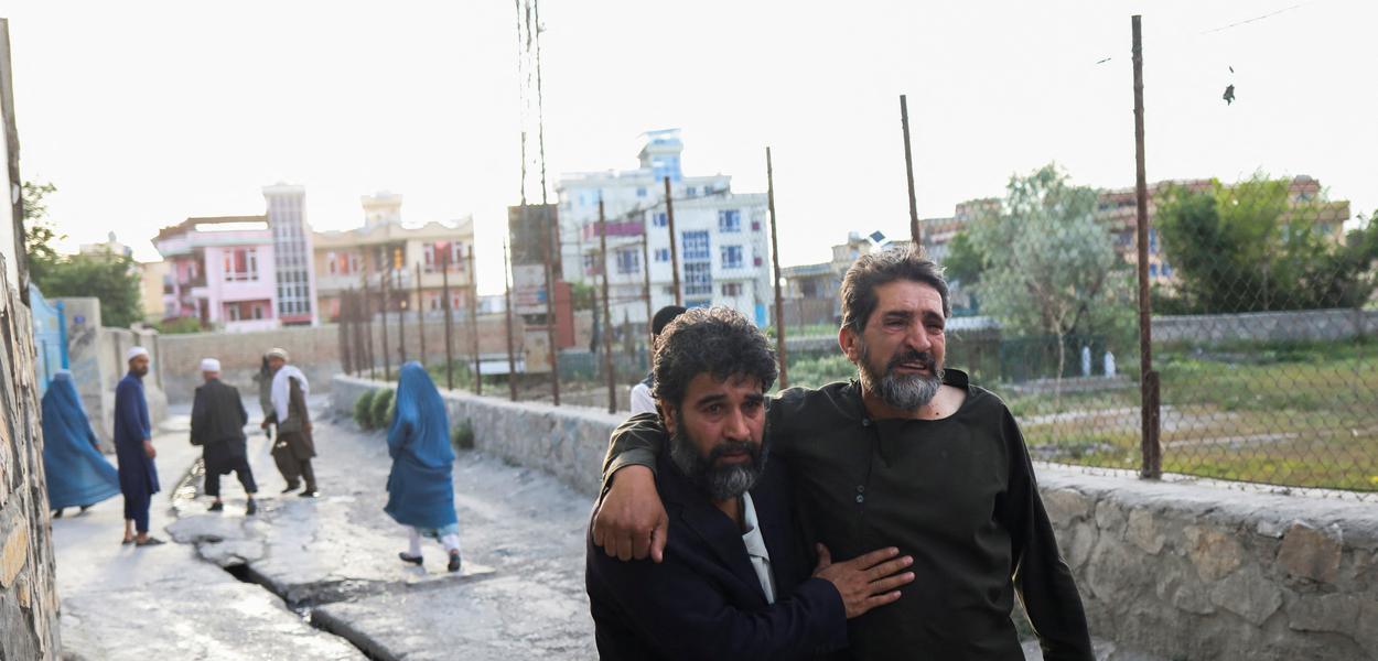 Homens fogem de local de explosão de mesquita em Cabul, no Afeganitão