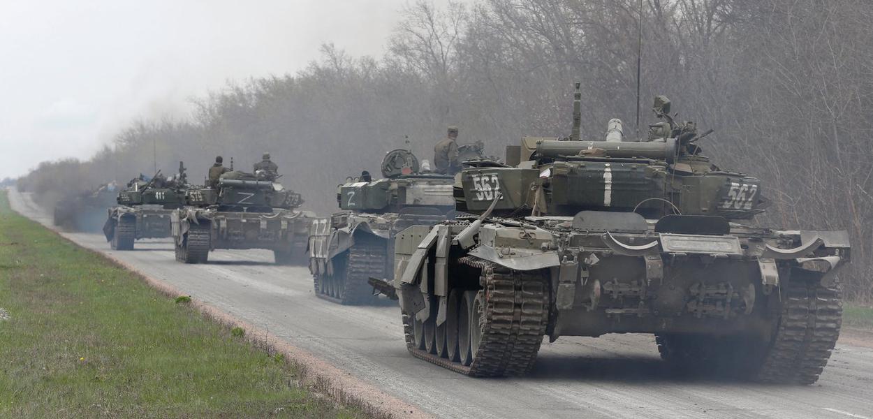Tanques de tropas pró-Rússia em rodovia perto de Mariupol17/04/2022