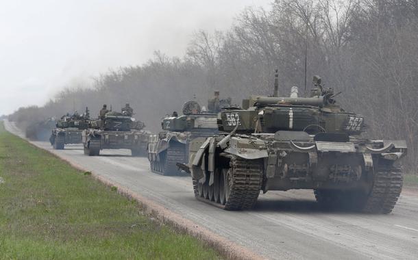 Tanques de tropas pró-Rússia em rodovia perto de Mariupol17/04/2022