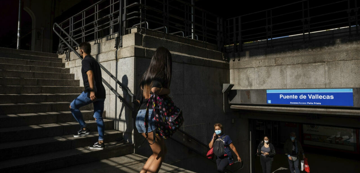 Entrada de uma estação do metrô de Madri, que transporta mais de 1,4 milhão de passageiros por dia