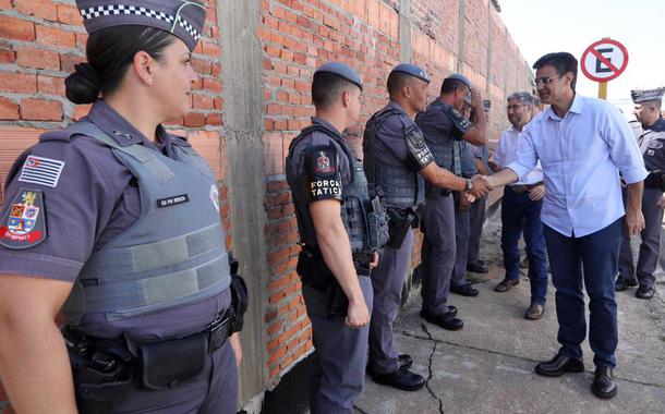 Rodrigo Garcia  com policiais militares