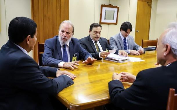 Hamilton Mourão em reunião com deputados e Dirceu Frederico Sobrinho, o do ouro (ao meio, olhando para um caderno na mesa)