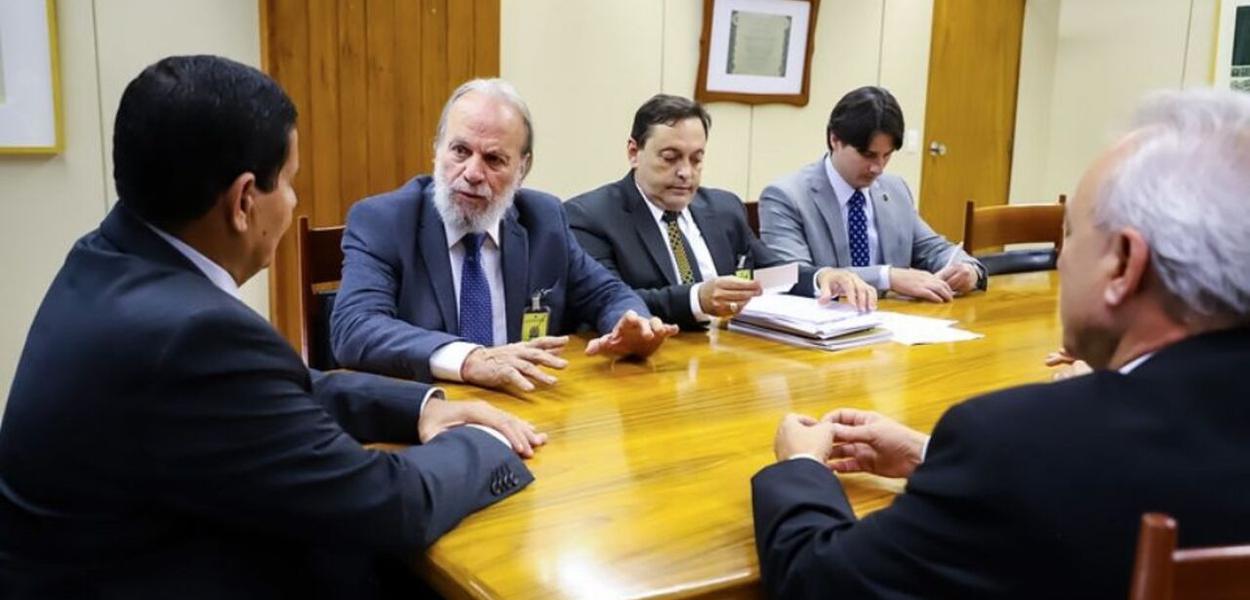 Hamilton Mourão em reunião com deputados e Dirceu Frederico Sobrinho, o do ouro (ao meio, olhando para um caderno na mesa)