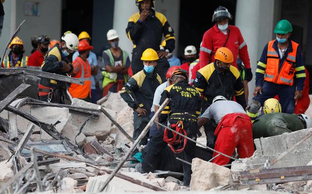 Equipes de resgate buscam corpos em hotel de Havana após explosão