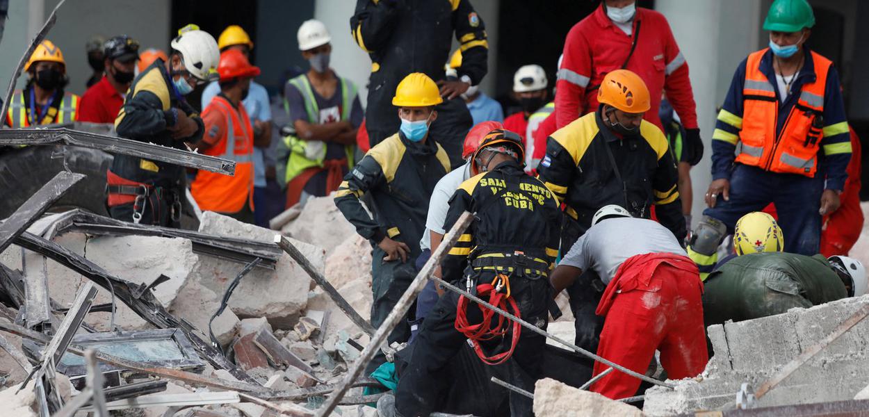 Equipes de resgate buscam corpos em hotel de Havana após explosão