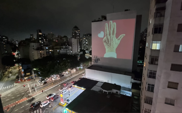 Projeção em prédio marca lançamento da pré-candidatura de Lula