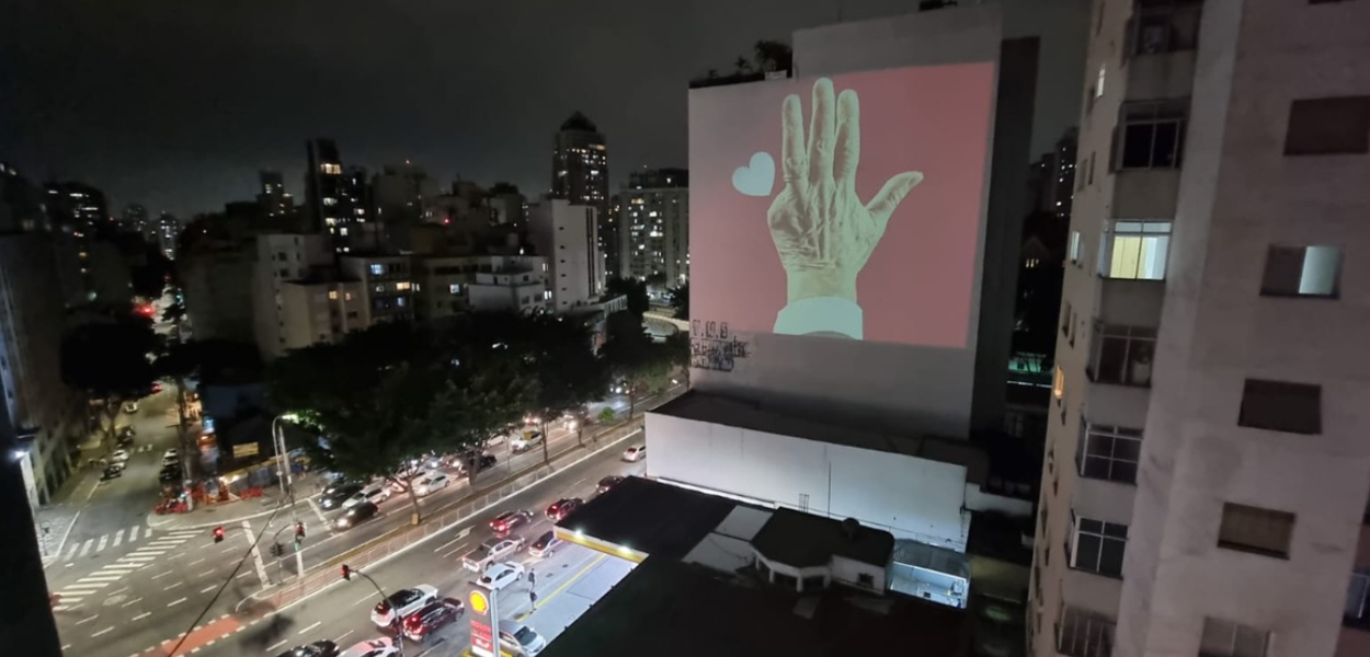 Projeção em prédio marca lançamento da pré-candidatura de Lula