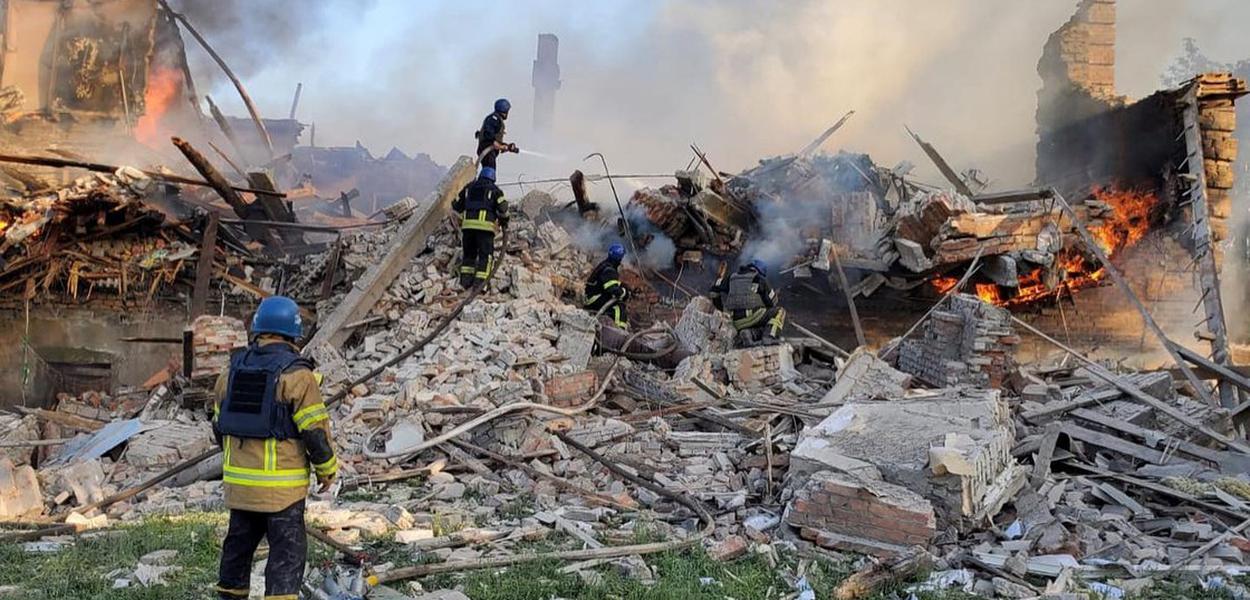 Bombardeio em escola ucraniana na região de Luhansk, no leste do país