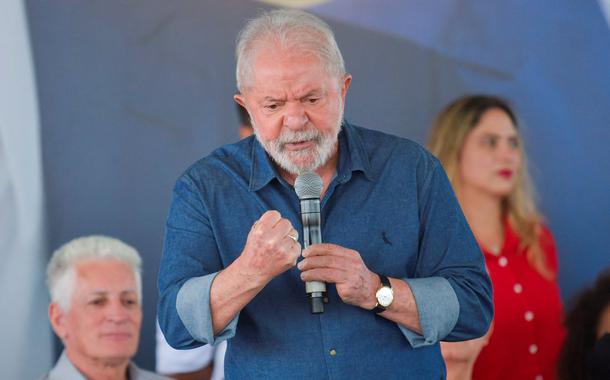 Ex-presidente Luiz Inácio Lula da Silva discursa durante evento em Contagem