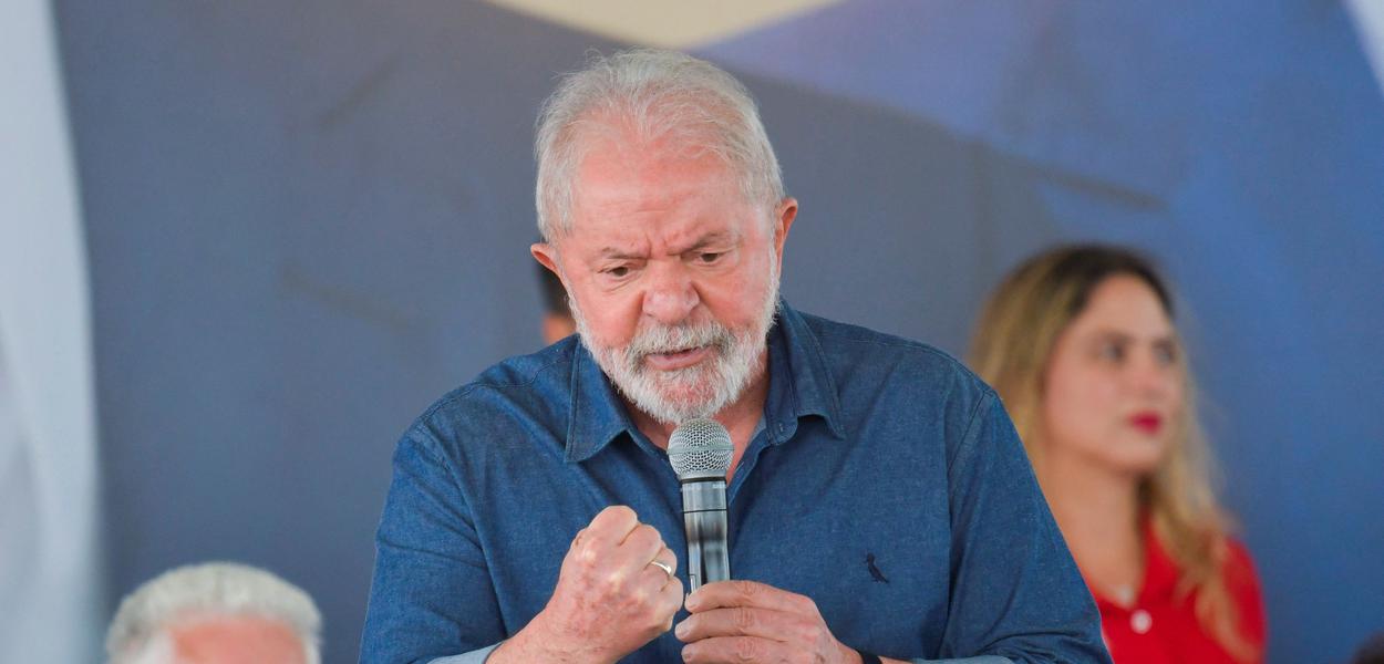 Ex-presidente Luiz Inácio Lula da Silva discursa durante evento em Contagem