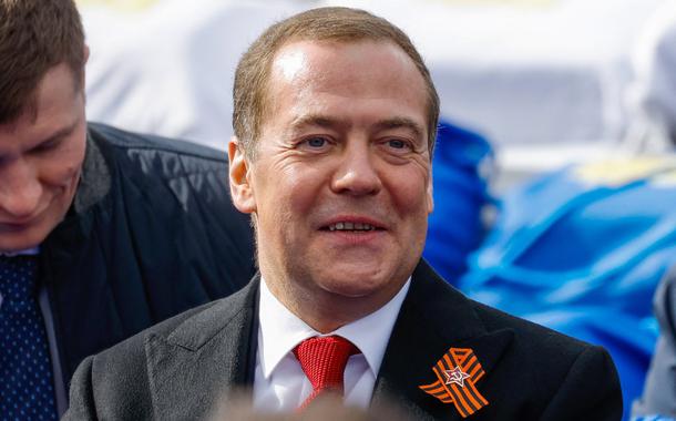 Dmitry Medvedev durante desfile do Dia da Vitória em Moscou
