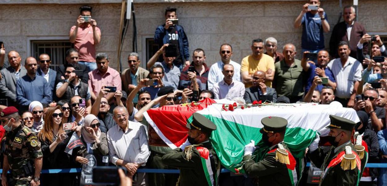 Palestinos se despedem do jornalista da Al Jazeera Shireen Abu Akleh, morto durante um ataque israelense, em Ramallah, na Cisjordânia, ocupada por Israel